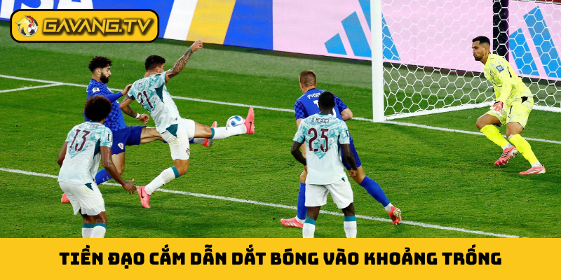 Tiền đạo cắm dẫn dắt bóng vào khoảng trống